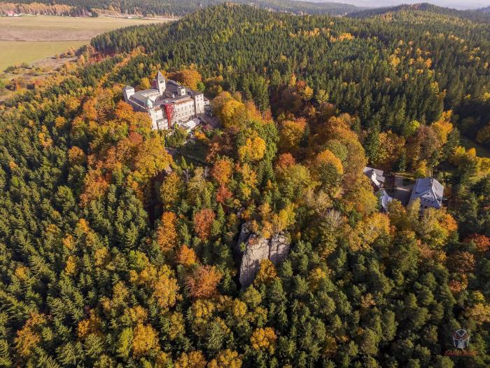 Zamek Leśna i punkt widokowy na Diabelskiej Skale