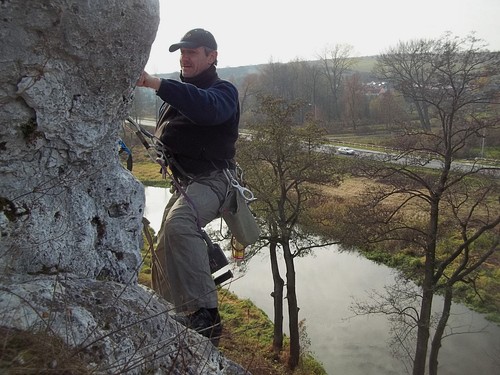 Artur Pierzchniak ponad ścianami kamieniołomu Rudy Kamień